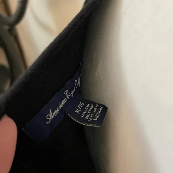 🌺 3/$15 AE Black Crochet Design Overlay Tank - Picture 3 of 3